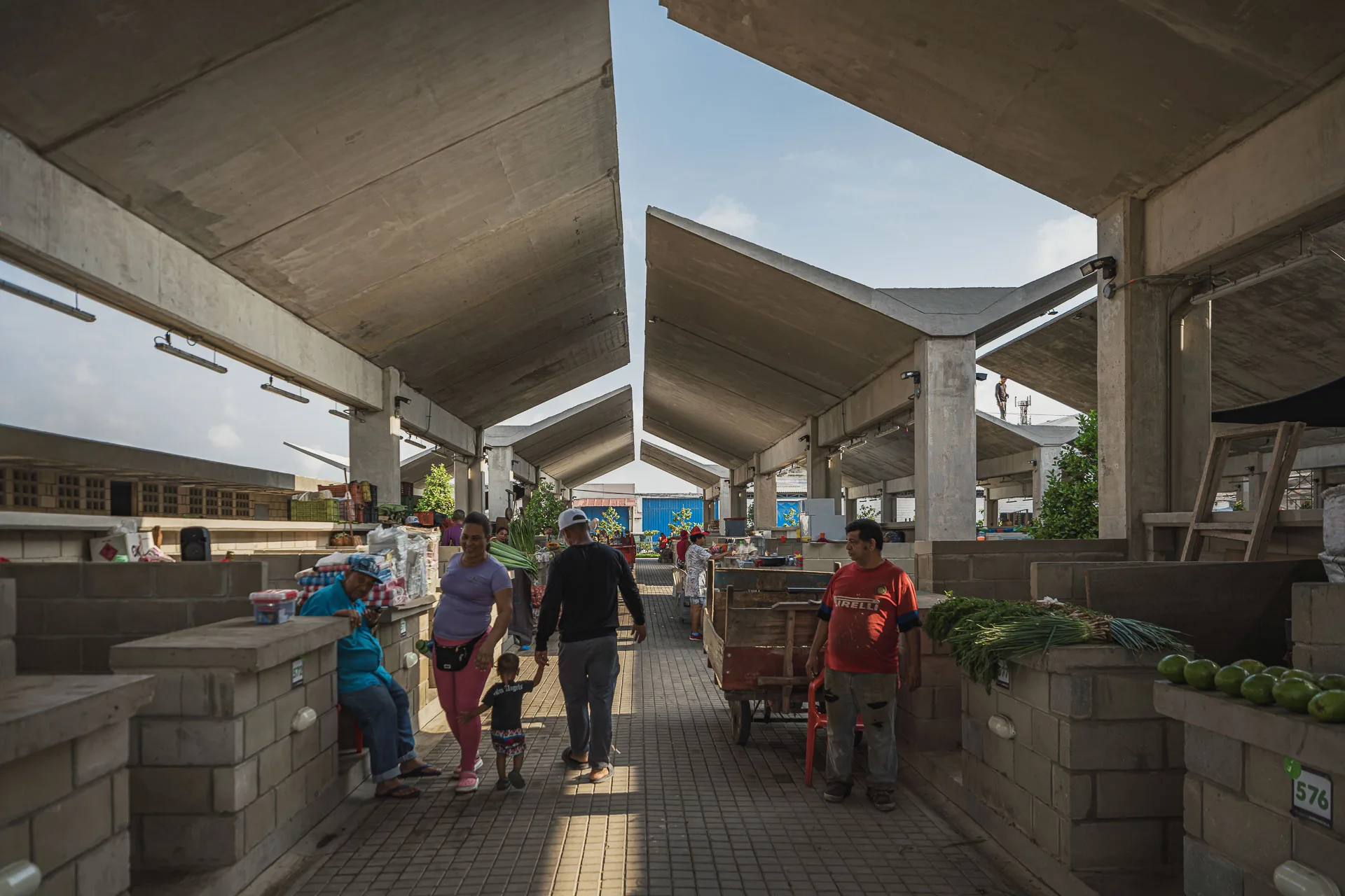 Perspectiva de la plaza central de comidas y zonas comunes de integración social.
